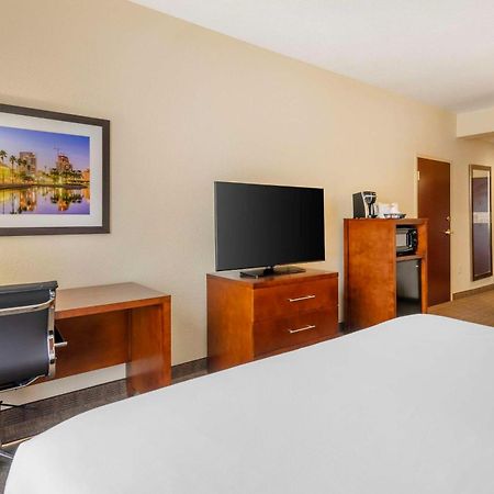 Comfort Inn & Suites Northeast - Gateway Sint-Petersburg Buitenkant foto