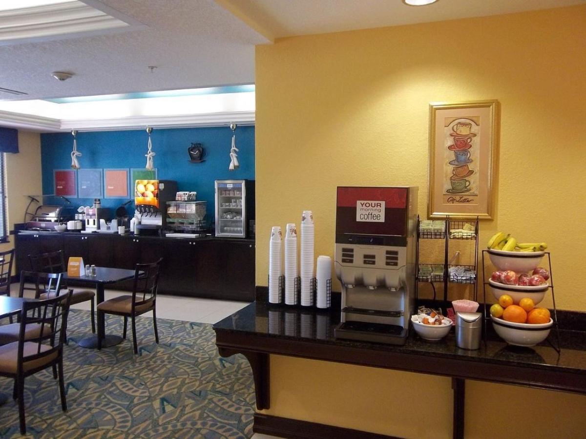 Comfort Inn & Suites Northeast - Gateway Sint-Petersburg Buitenkant foto