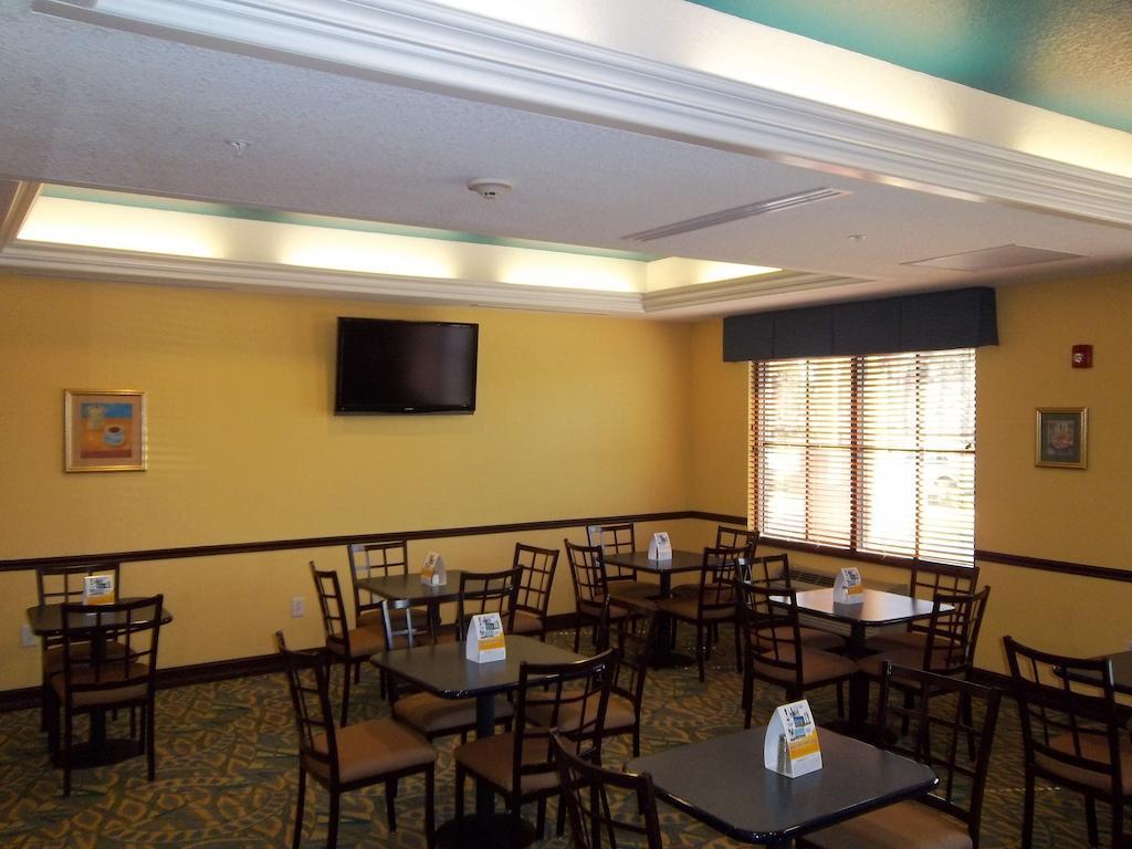 Comfort Inn & Suites Northeast - Gateway Sint-Petersburg Buitenkant foto