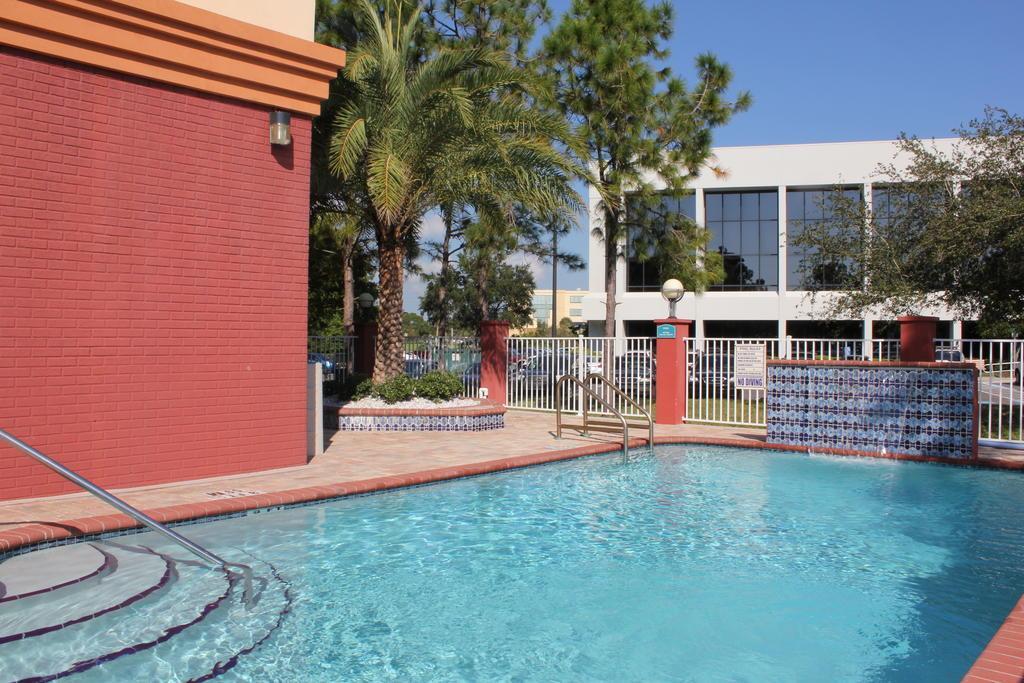 Comfort Inn & Suites Northeast - Gateway Sint-Petersburg Buitenkant foto