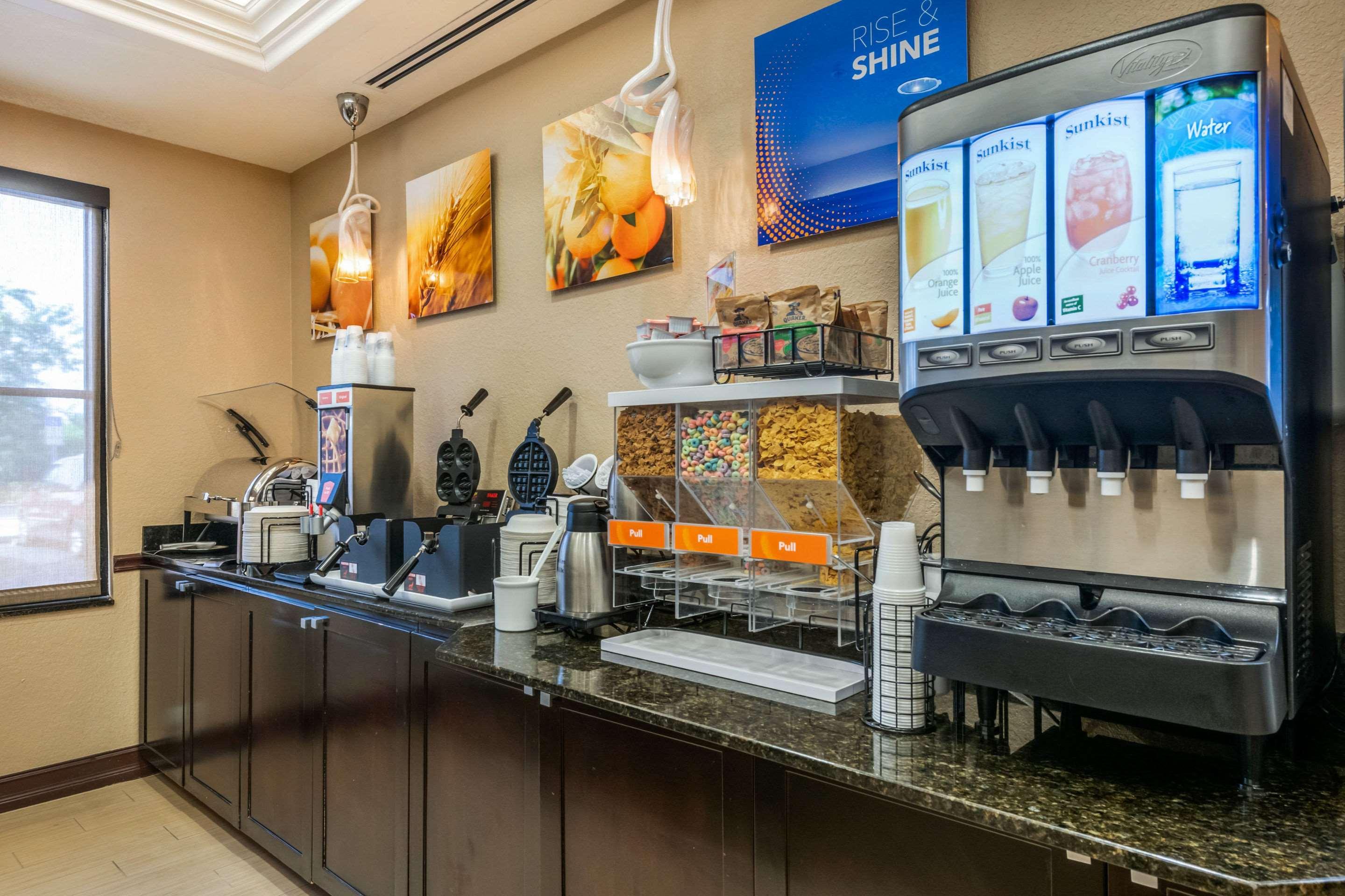 Comfort Inn & Suites Northeast - Gateway Sint-Petersburg Buitenkant foto