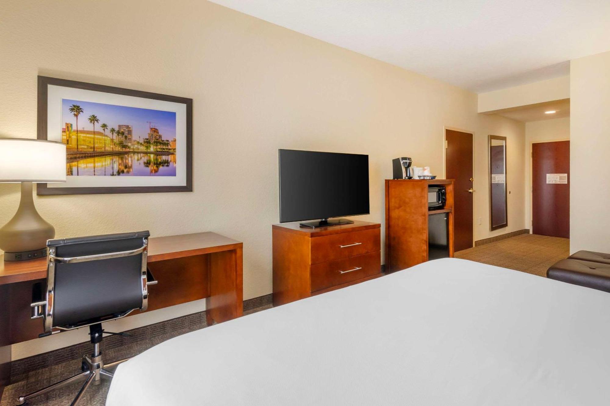 Comfort Inn & Suites Northeast - Gateway Sint-Petersburg Buitenkant foto