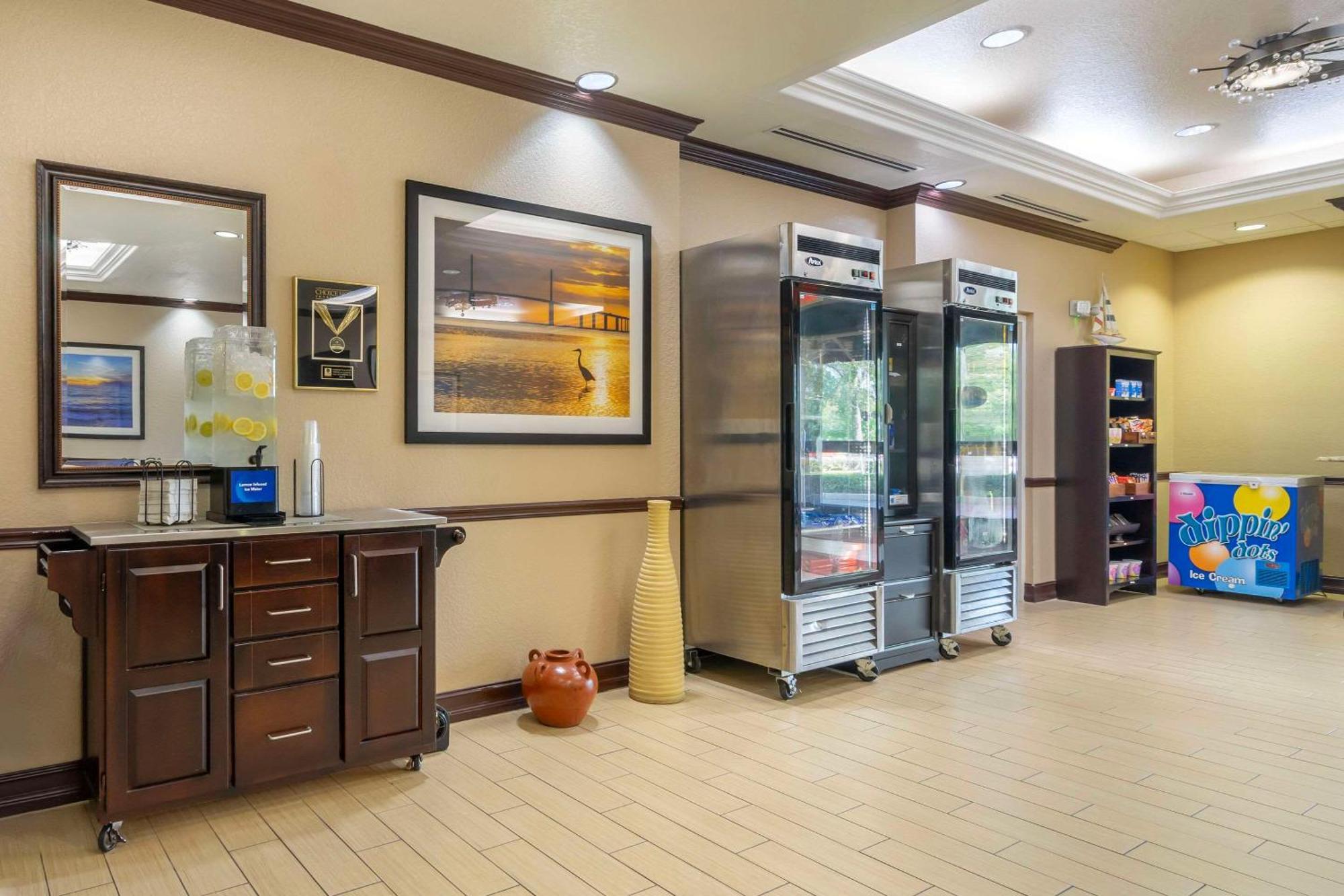 Comfort Inn & Suites Northeast - Gateway Sint-Petersburg Buitenkant foto