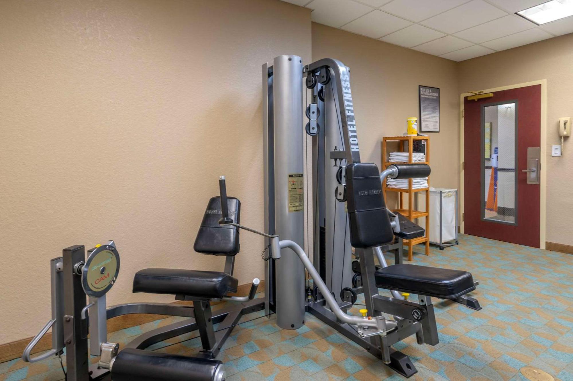 Comfort Inn & Suites Northeast - Gateway Sint-Petersburg Buitenkant foto