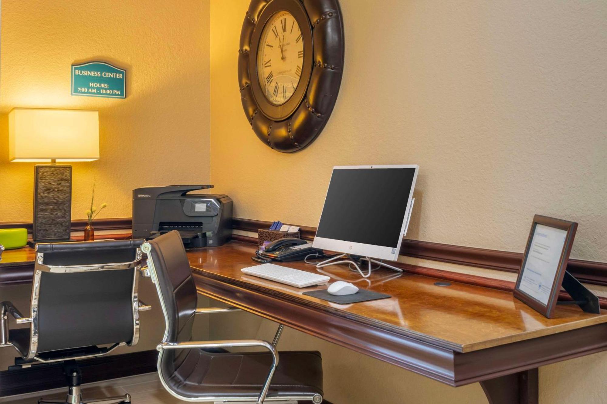 Comfort Inn & Suites Northeast - Gateway Sint-Petersburg Buitenkant foto