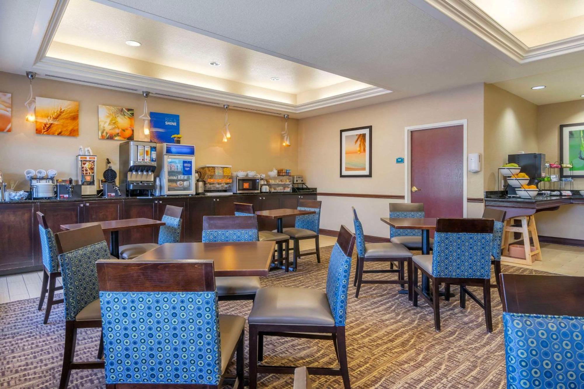 Comfort Inn & Suites Northeast - Gateway Sint-Petersburg Buitenkant foto