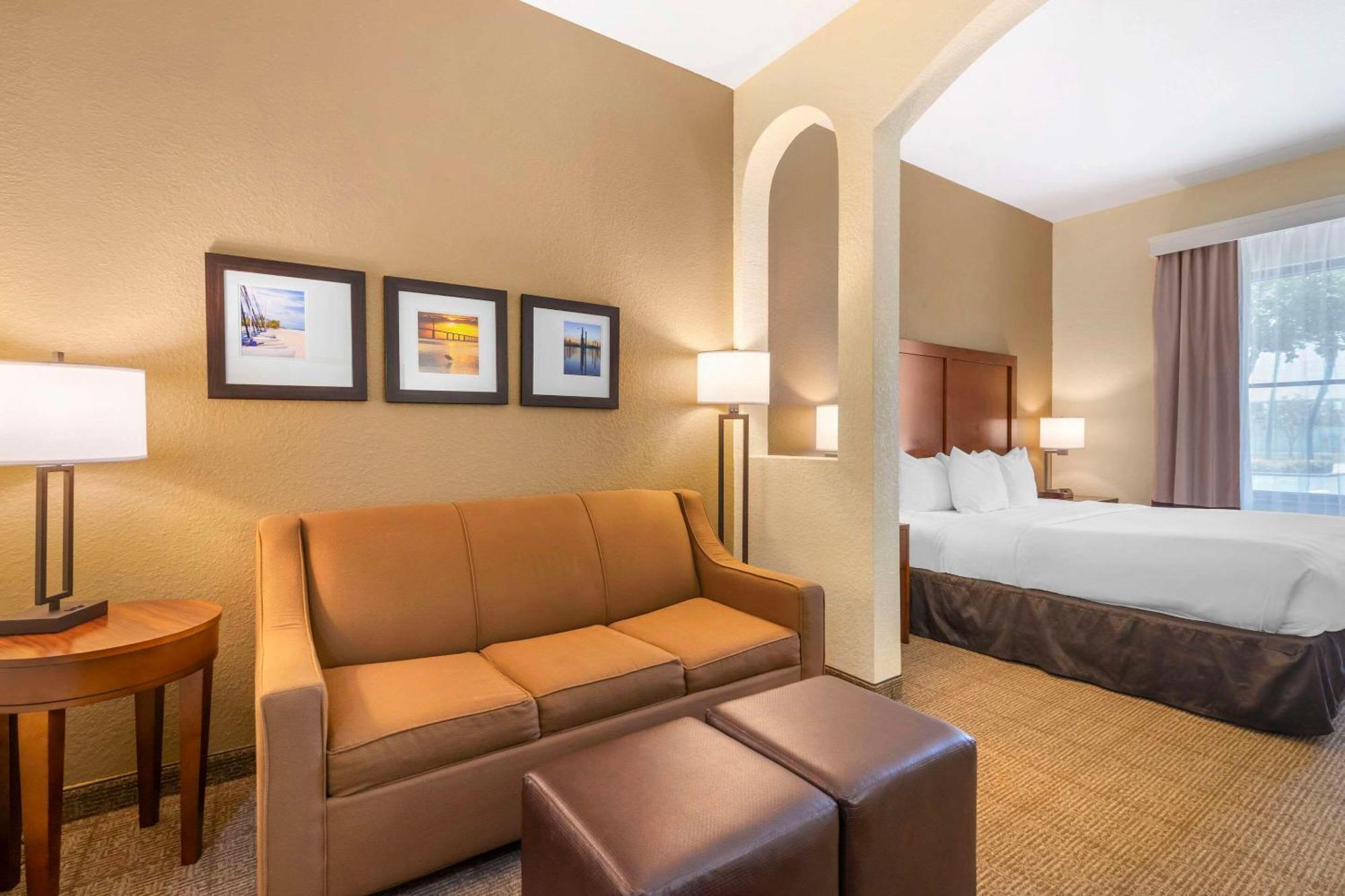 Comfort Inn & Suites Northeast - Gateway Sint-Petersburg Buitenkant foto