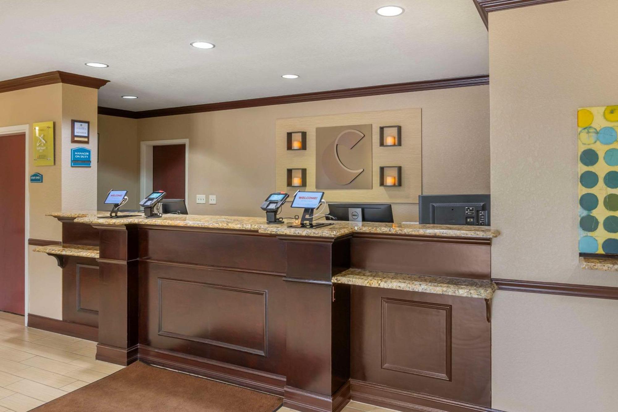 Comfort Inn & Suites Northeast - Gateway Sint-Petersburg Buitenkant foto