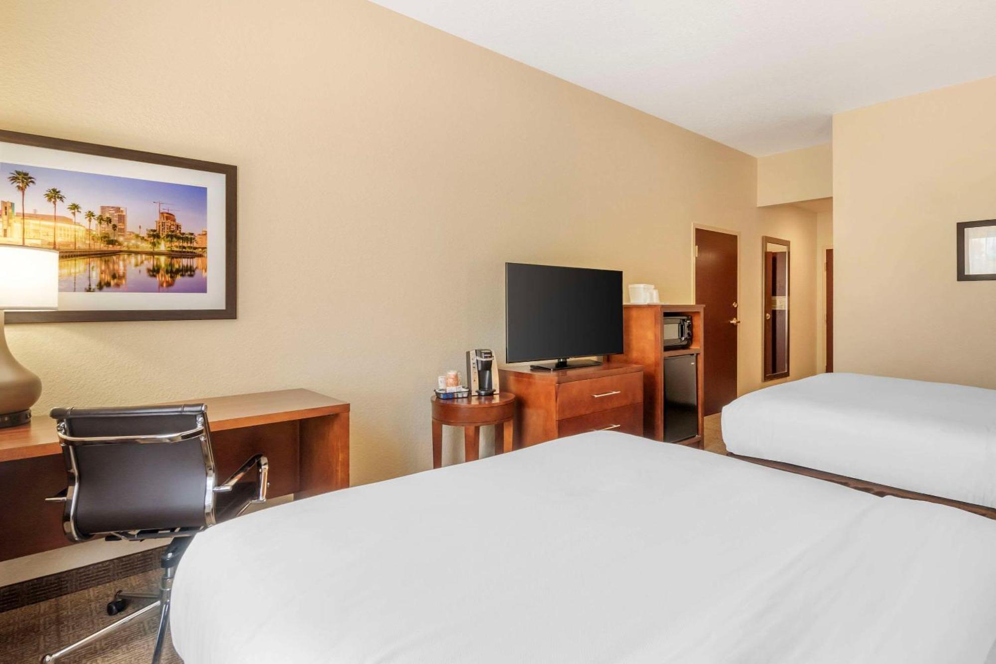 Comfort Inn & Suites Northeast - Gateway Sint-Petersburg Buitenkant foto